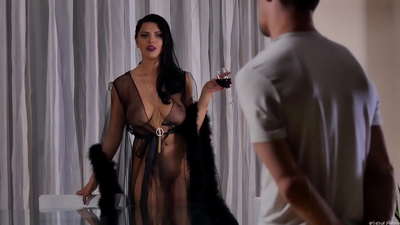 Slut Kira Queen qo'shnisini choyga taklif qildi va uni kechki ovqat stolida sikdi